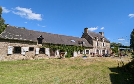 Charming home and income on 1.6 Hectares