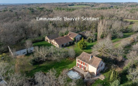 Close to Bergerac, 22 accres property, 18th century renovated stone-house, pool, numerous outbuildings, view