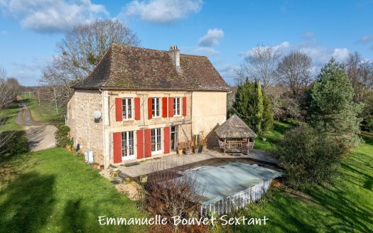 Close to Bergerac, 22 accres property, 18th century renovated stone-house, pool, numerous outbuildings, view