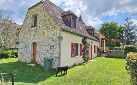 15 km from Sarlat in the town of Saint-Cirq-Madelon, 147sqm house.