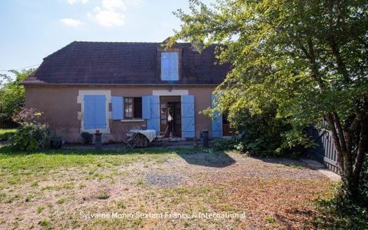 Charming country house with barn and wooded grounds