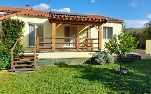 Single storey villa with garden and independent garage