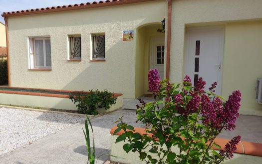 Single storey villa with garden and independent garage