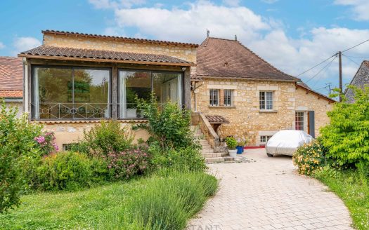 MONBAZILLAC : OLD CELLAR TURNED INTO SPACIOUS AND COMFORTABLE HOUSE