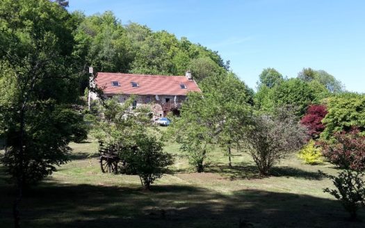 Independant large stone house in the countryside, with amazing views, garden and forest. 12,127 sqm