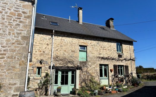 Fantastic house with 4 large bedrooms, Kitchen you will love, and a garden to lose yourself in! Garden 3400 sqm