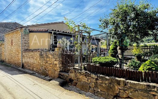 STYLISH, COSY ONE-BEDROOM BARN CONVERSION WITH TERRACE AND DELIGHTFUL ROCKERY GARDEN