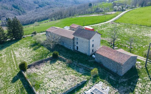 One Farmhouse for Sale in Manglieu (63): Charm, Potential… and a Dash of Elbow Grease!