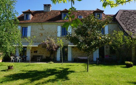 Superb 19th century real estate complex located in the heart of the unspoiled nature of the Périgord Vert.