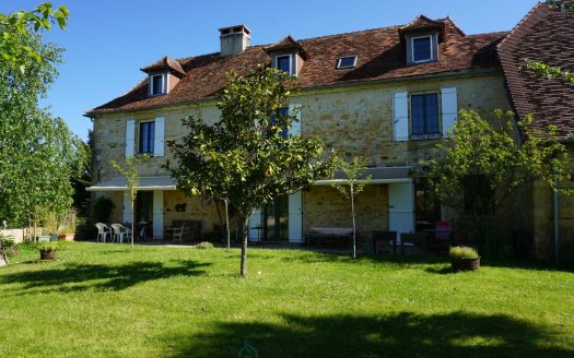 Superb 19th century real estate complex located in the heart of the unspoiled nature of the Périgord Vert.