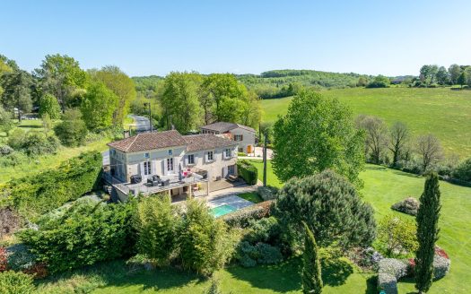 Lovely property with family house, 2 gîtes and commercial renting, pool, plot of 9127 square meters