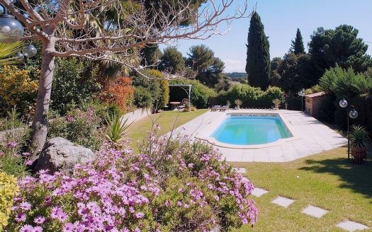 ST MITRE – Beautiful property: 7-room house with swimming pool – 211sqm / plot 2850sqm