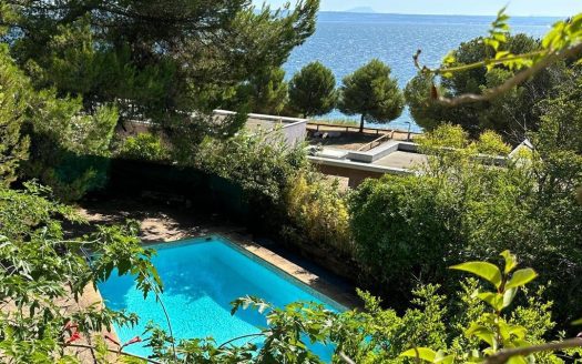 MARTIGUES – Beautiful property: 8-room house, 200sqm/3356sqm with panoramic view of the Etang de Berre