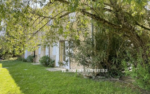 Entre-Deux-Mers, 30 minutes from Bordeaux, 1.2 hectare property, charming house with swimming pool and commanding view.