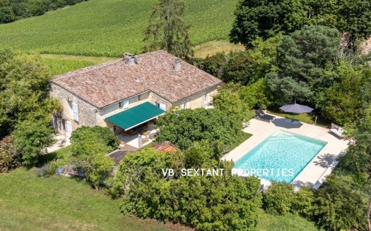 Entre-Deux-Mers, 30 minutes from Bordeaux, 1.2 hectare property, charming house with swimming pool and commanding view.