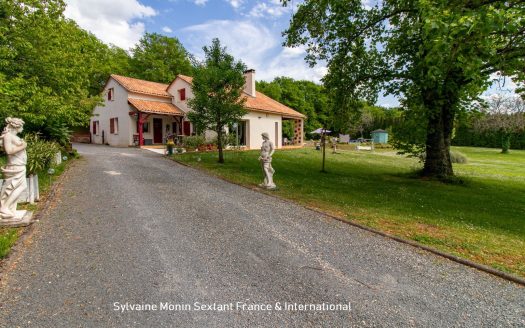 Superb villa with swimming pool and 1.5 hectare fully enclosed land