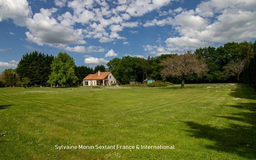 Superb villa with swimming pool and 1.5 hectare fully enclosed land
