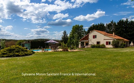 Superb villa with swimming pool and 1.5 hectare fully enclosed land