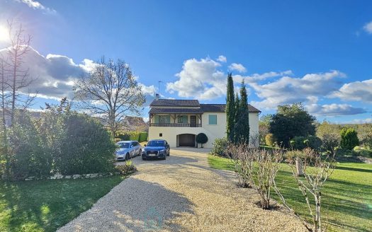 House of 170 sqm with swimming pool on magnificent wooded grounds of 5000 sqm with a panoramic view of the valley.