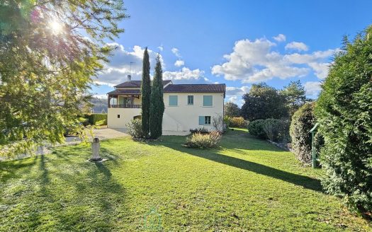 House of 170 sqm with swimming pool on magnificent wooded grounds of 5000 sqm with a panoramic view of the valley.