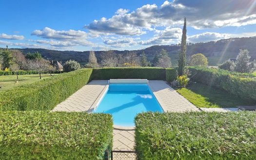 House of 170 sqm with swimming pool on magnificent wooded grounds of 5000 sqm with a panoramic view of the valley.