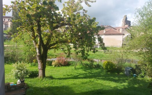 Maison de village rénovée et son beau jardin en haute vienne proche de la Dordogne