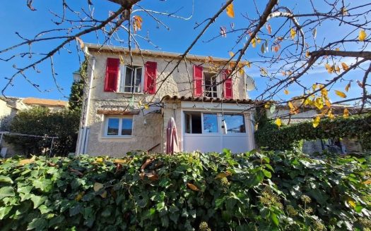 Maison de villag à deux pas de banon et son exterieur