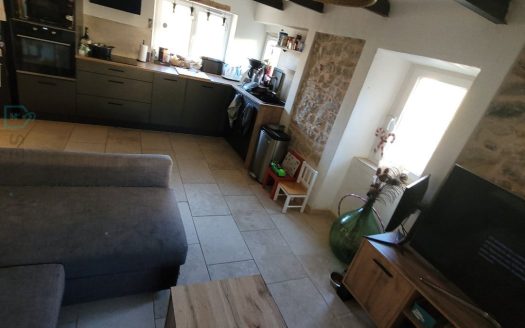 Maison de villag à deux pas de banon et son exterieur