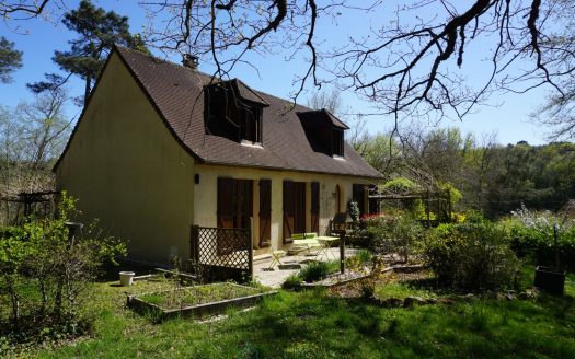Charming Perigord house with basement and wooded grounds.