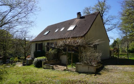 Charming Perigord house with basement and wooded grounds.