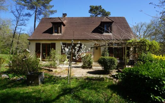 Charming Perigord house with basement and wooded grounds.