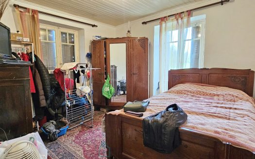 Semi-detached house of 130 sqm in Cénac-et-Saint-Julien on 1193 sqm of land.