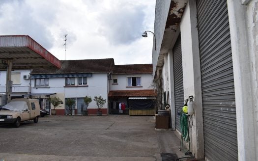 FREE LIFE ANNUITY ON A BUILDING IN THE CENTER OF BERGERAC