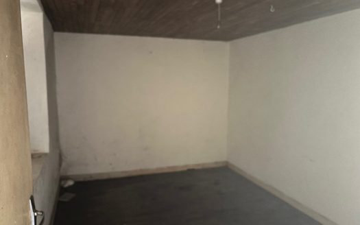 Small, semi-detached house to renovate, 2 bedrooms, Attached garden.