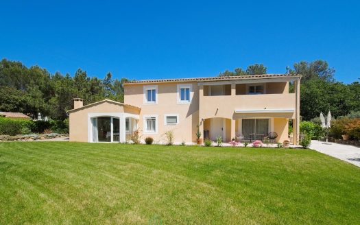 PROVENCE SOUTH FRANCE – Rognes – Stylish villa in a green haven, 6/7 rooms with upscale finishes on 4,500 sqm