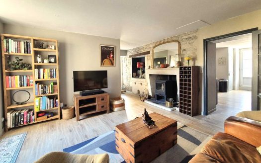 VILLAGE HOUSE 123M² – GARDENS 370 M² – 2 BEDROOMS – POTENTIAL +85M²
