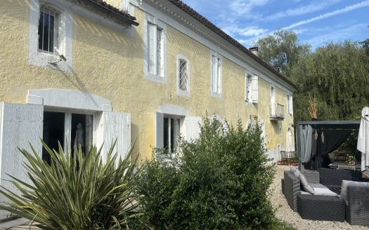 MAGNIFIQUE DOMAINE / ANCIEN MOULIN A 20 KM DE BORDEAUX