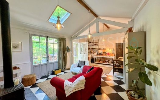 5-BEDROOM CHARACTER PROPERTY WITH ATTRACTIVE GARDEN AND TERRACE