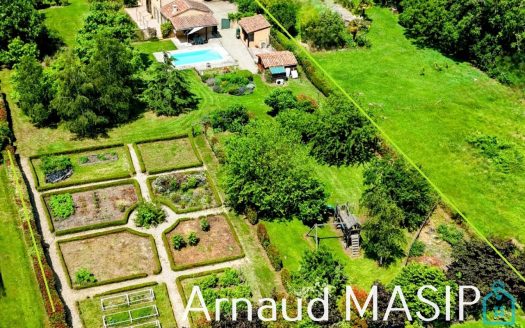 IMPOSING, SPACIOUS 4-BED PROPERTY, HEATED POOL, TERRACES, LANDSCAPED GROUNDS