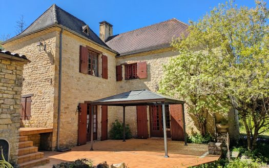 Former stone mill of 160 sqm with swimming pool,