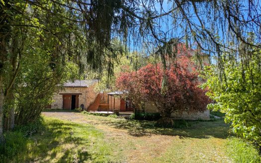 Former stone mill of 160 sqm with swimming pool,