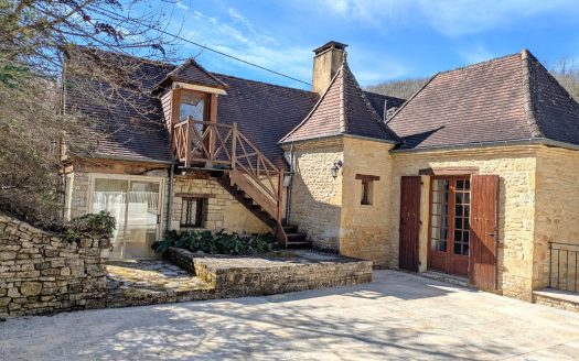 Former stone mill of 160 sqm with swimming pool,