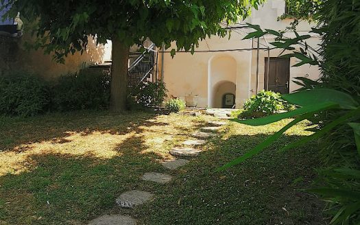 In the city center, quiet, old house with 4 bedrooms, garden and small independent cottage