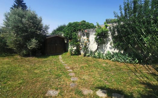 In the city center, quiet, old house with 4 bedrooms, garden and small independent cottage