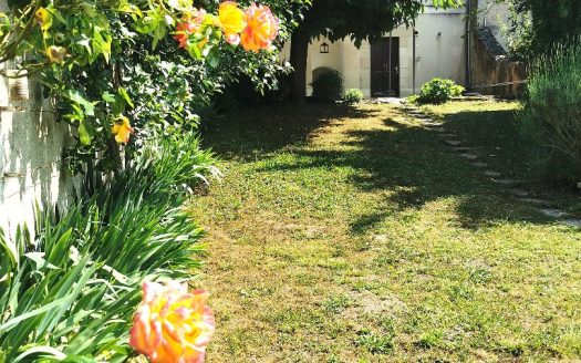 In the city center, quiet, old house with 4 bedrooms, garden and small independent cottage