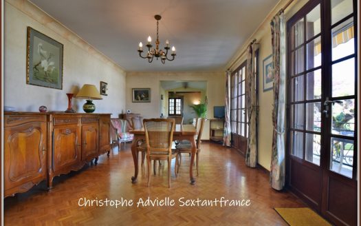 Detached house in a village with shops, plot of 700 square meters, 2 garages