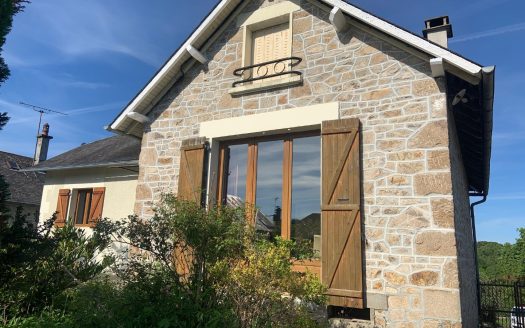 Detached stone house, 3 bedrooms, 2 bathrooms. Small garden around 200 sqm