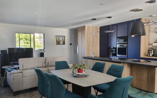 Ecological 3 bedrooms home with pool and high-end features – Near Tours, France