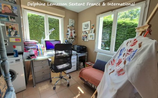 Charming 3 bedrooms house with a beautiful landscaped garden and carport