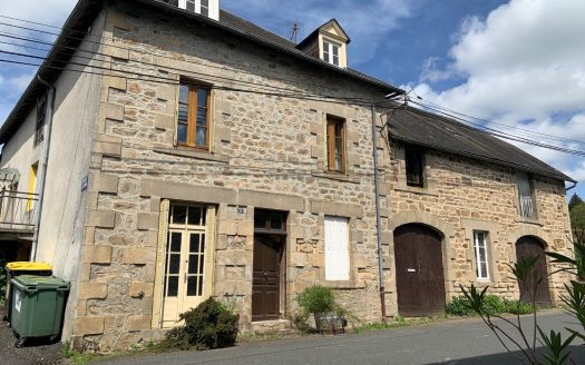 Large family home 4 bedrooms, 2 bathrooms 228 sqm habitable space. 3 garages.